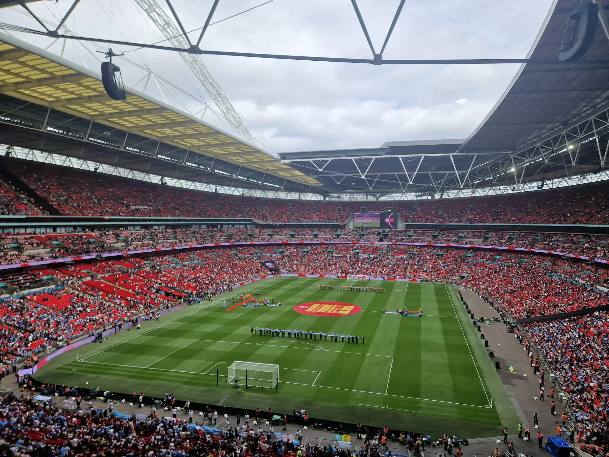 Vista panorámica de Wembley antes de la Community Shield de 2024, con público en las tribunas y equipos sobre el campo.