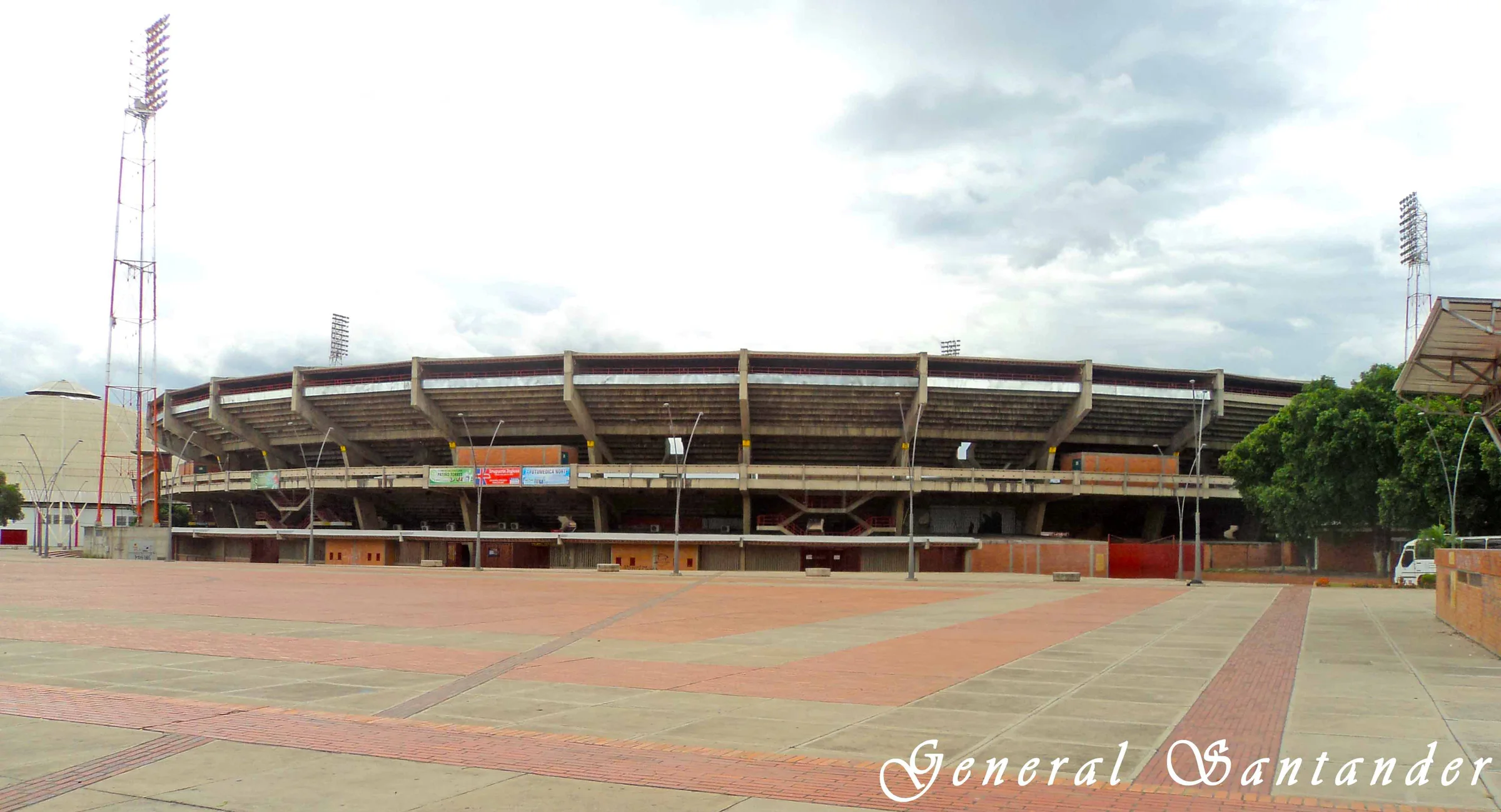 Fachada del estadio General Santander en Cúcuta, fotografiada en 2011