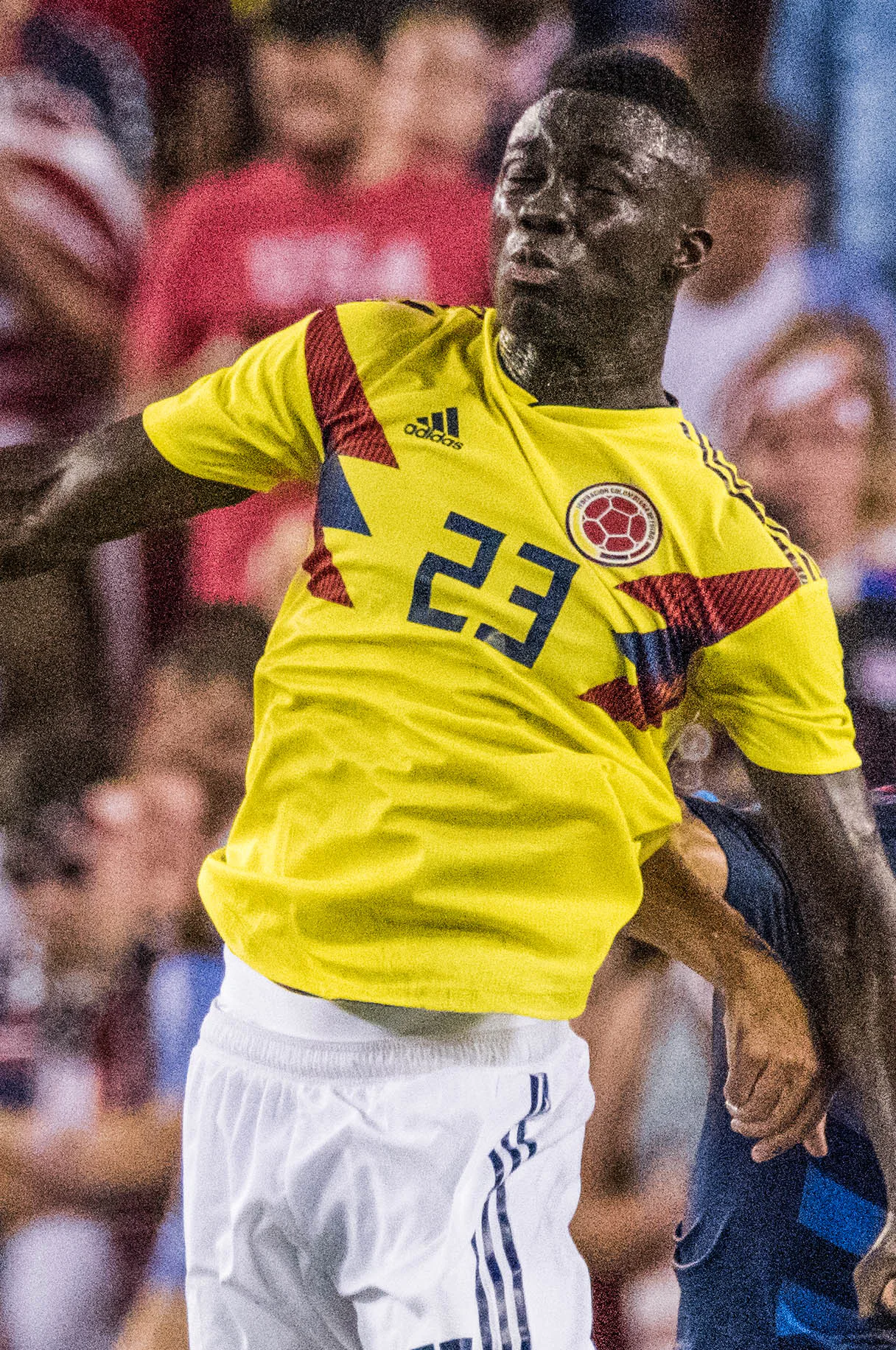 Dávinson Sánchez, con la camiseta amarilla de Colombia, controla el balón durante el amistoso ante Estados Unidos de febrero de 2017.