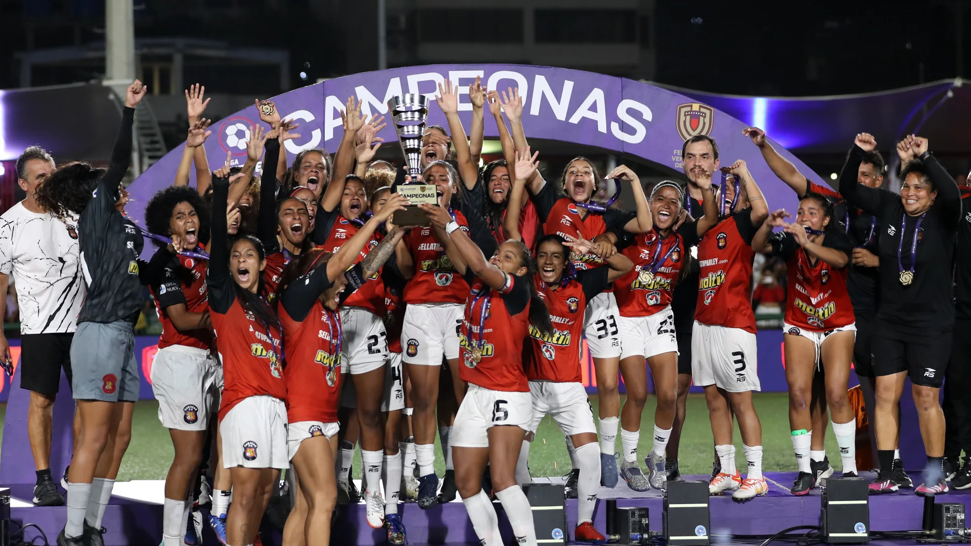 Jugadoras del Caracas FC celebran con el trofeo de Liga FUTVE Femenina 2023