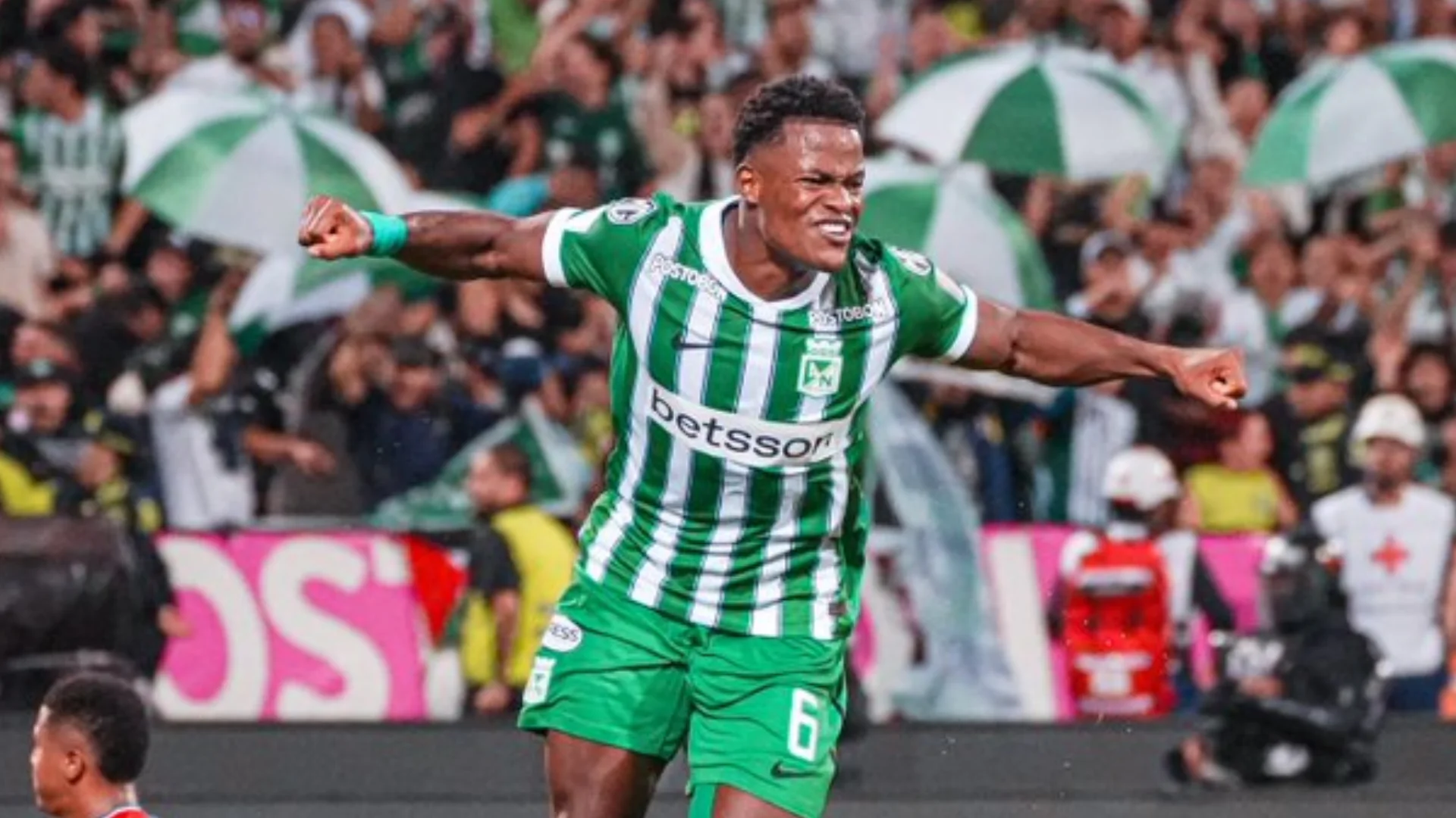 Un jugador de Atlético Nacional celebra en la cancha tras el clásico ante Independiente Medellín