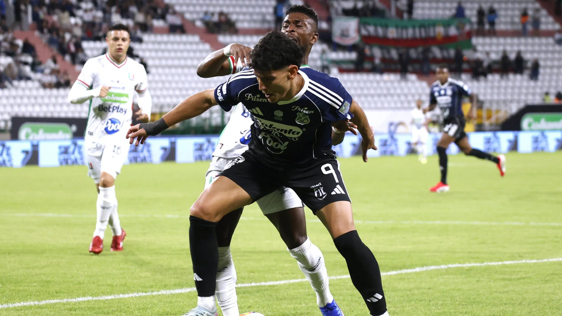 Un jugador de Independiente Medellín y otro de Once Caldas disputan el balón en un partido anterior