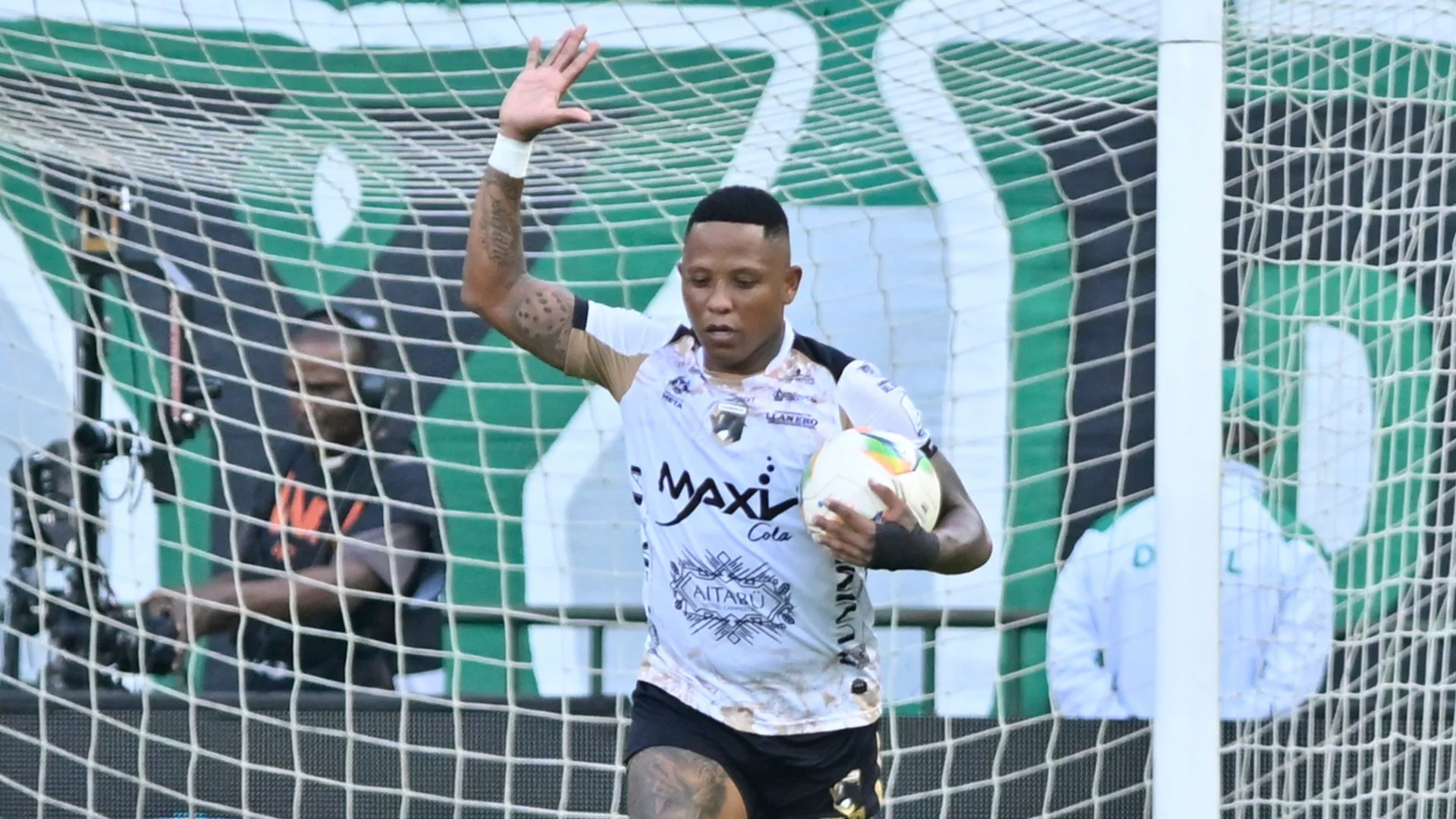 Jhon Vásquez sostiene el balón frente al arco con la camiseta de Llaneros en un partido anterior.