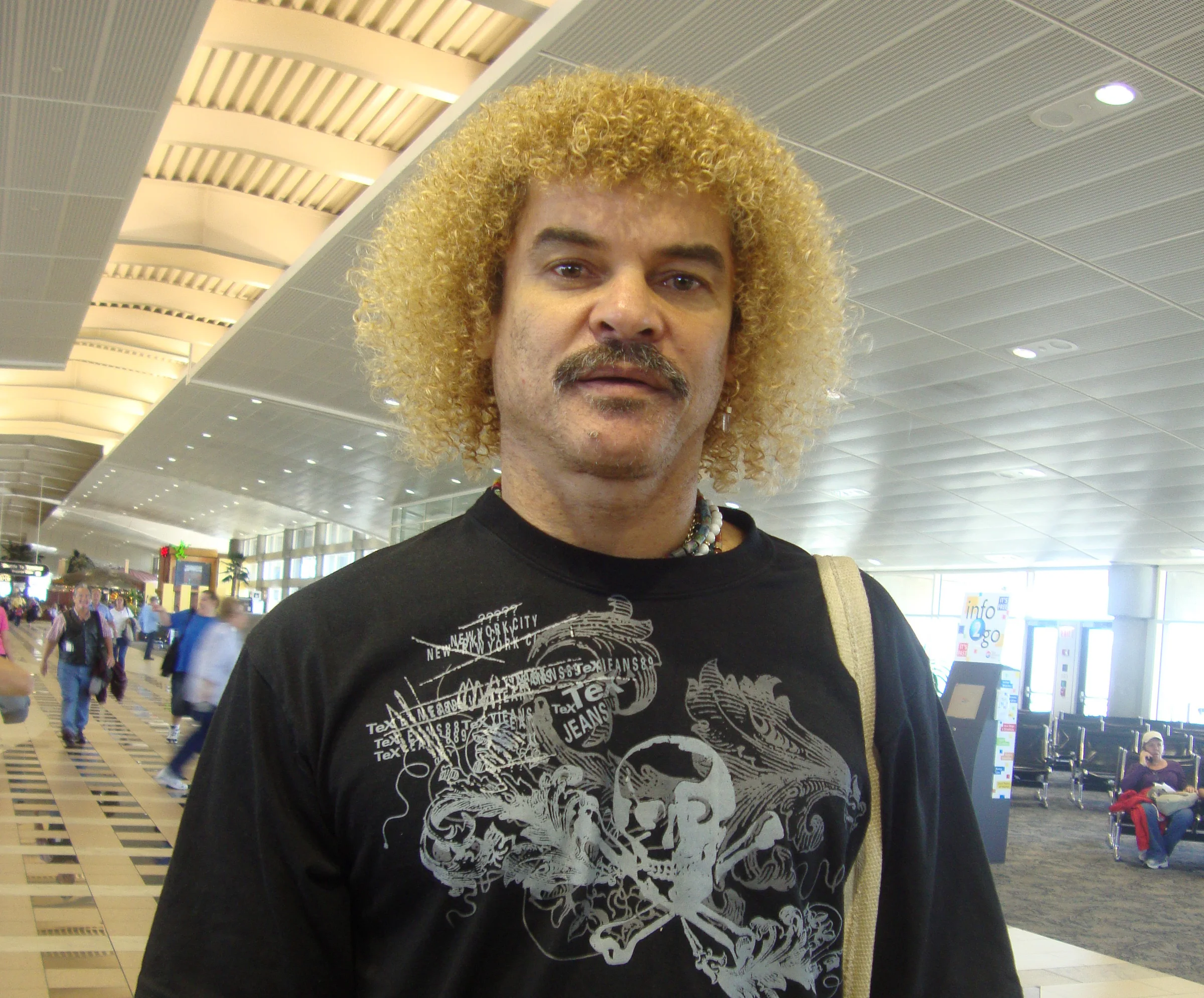 Carlos Valderrama aparece con su cabellera rubia en un retrato de archivo tomado en Tampa en 2010.